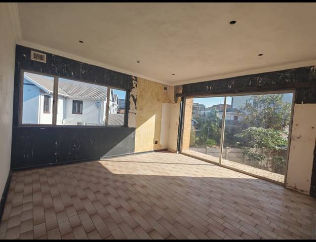 5 BEDROOM FREESTANDING FOR SALE IN TONGAAT BEACH
